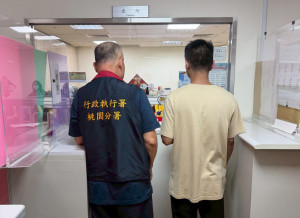 桃園分署執行人員耐心地向謝男勸誡與講解，使謝男鼓起勇氣向桃園分署申請轉介酒癮治療。