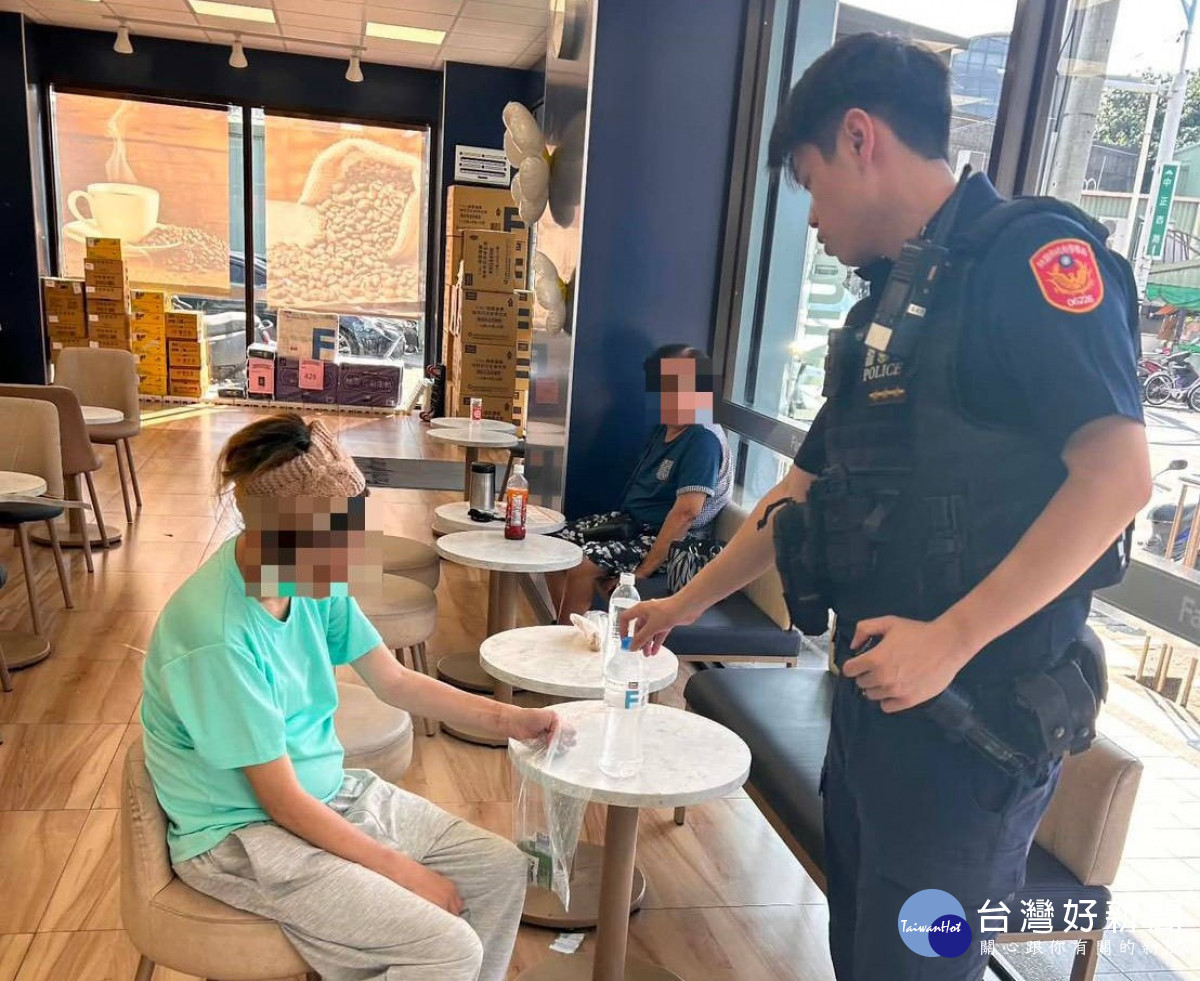 員警護送至附近超商休息避暑。