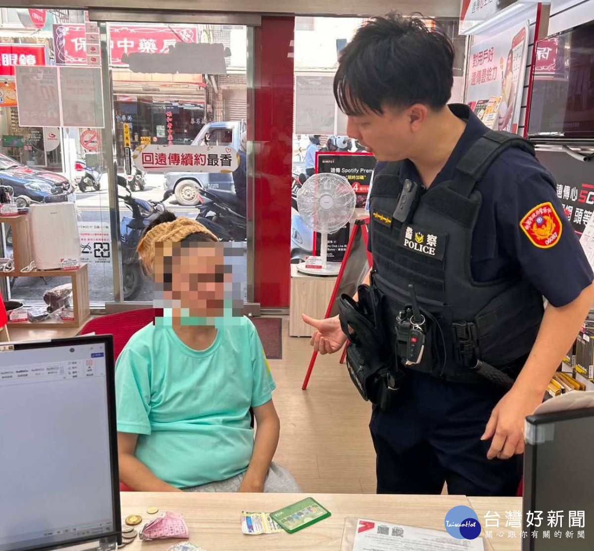 婦人疑中暑癱坐電信門市　暖警即時關懷助脫險
