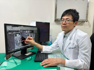 豐原醫院心臟外科鄭佳欣醫師表示，胸腹主動脈剝離相對少見，容易被誤認為腸胃道疾病、肌肉拉傷或一般腰背痛。