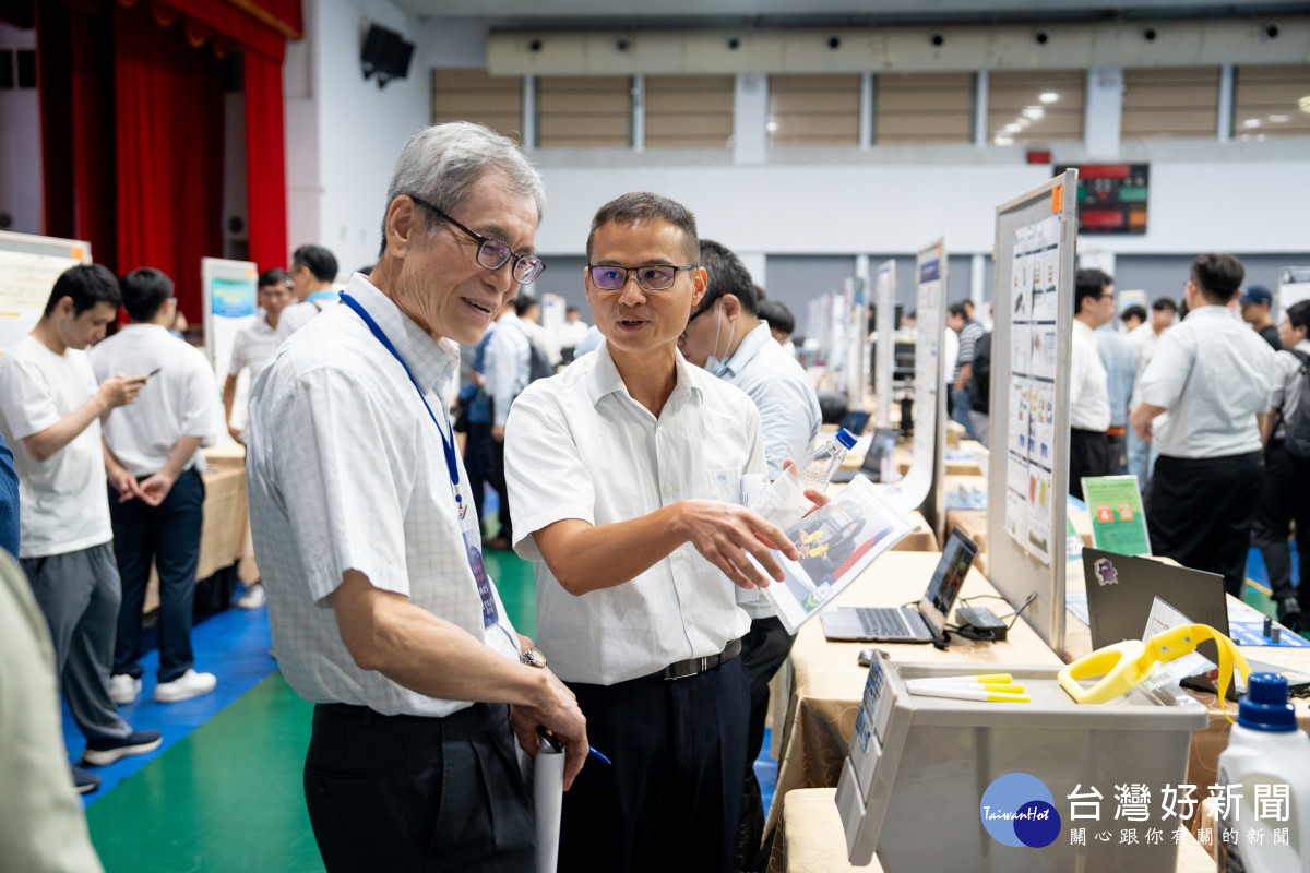 台塑企業應用技術研討會的論文與實務作品涵蓋多元面向,與會人員熱烈交流