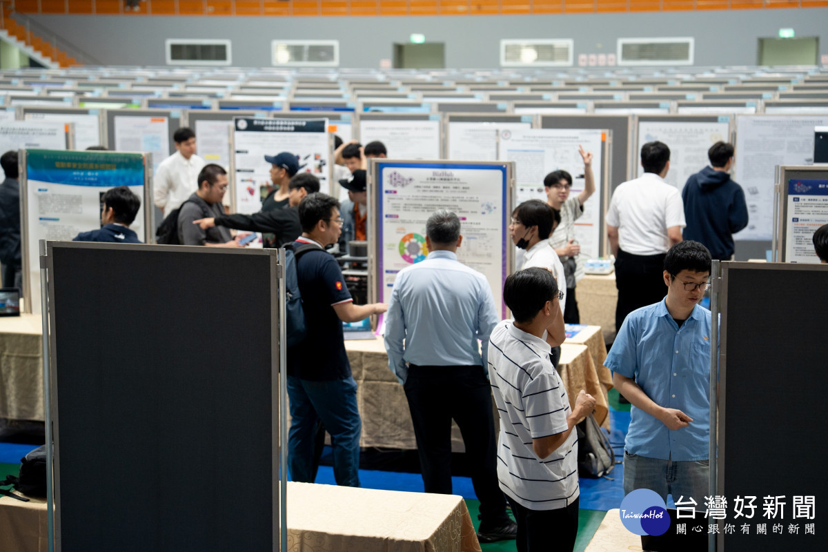 台塑企業應用技術研討會的論文與實務作品涵蓋多元面向,與會人員熱烈交流