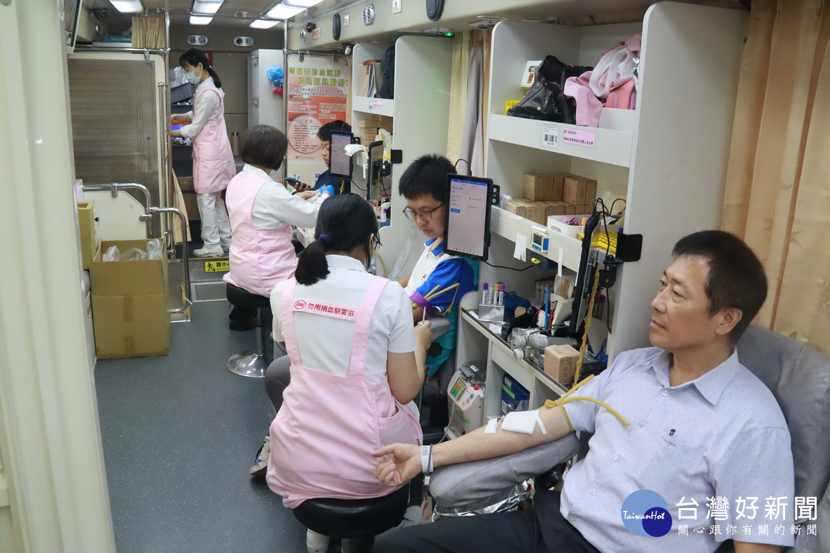 警察局同仁捐熱血助人。（記者扶小萍攝）