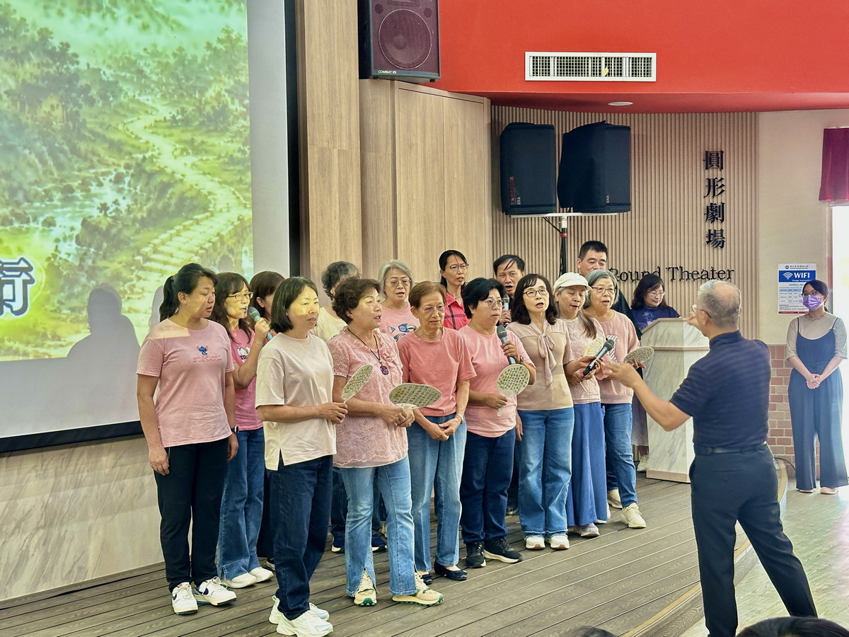 114學年度暨大第三人生大學結業式暨成果展，學員結合科技與創意的「AI歌曲創作與演唱」。（圖/暨大提供）