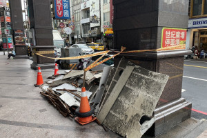 桃園市中壢鬧區「世紀廣場」大樓，發生騎樓天花板大面積掉落事件 。