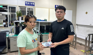 警方全數追回遭竊現金及相關證件，讓鄭女感動不已，頻頻向警方表達感謝。