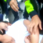 桃警破窗強勢壓制逮人。