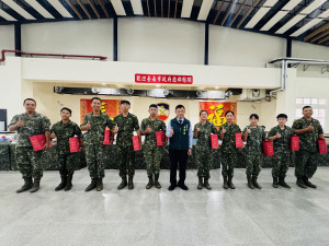 副市長姜淋煌致贈官兵端午節禮盒後-與官兵合影