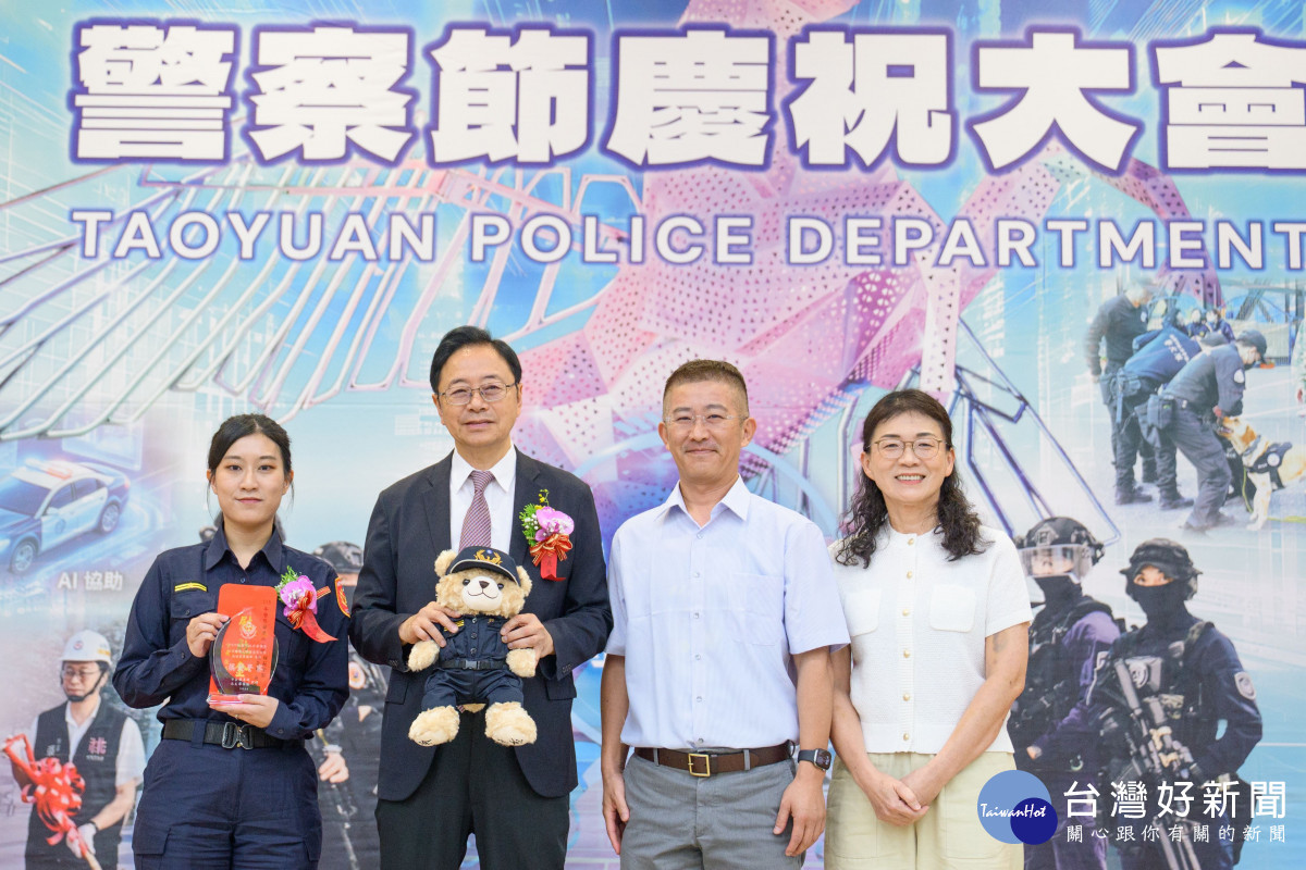 張善政市長與全國模範警察刑事警察隊長大隊偵查員吳婕寧合影。