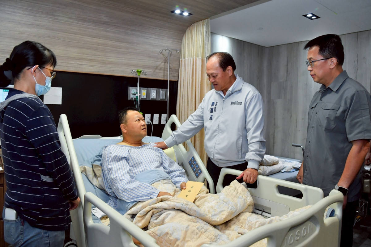 行政院政務委員季連成9日赴醫院慰問執勤受傷陳所長。（圖／行政院新聞傳播處）