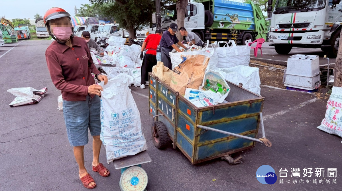 感謝守護環境付出　南市贈米關懷資收個體戶