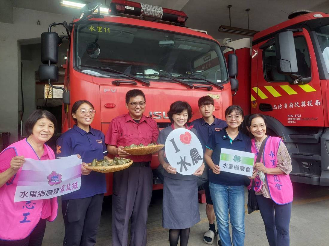 贈送粽子給端午佳節期間堅守崗位的消防等留守人員,感謝他們守護地方安全與民眾生活,讓社會充滿更多溫暖與關懷。