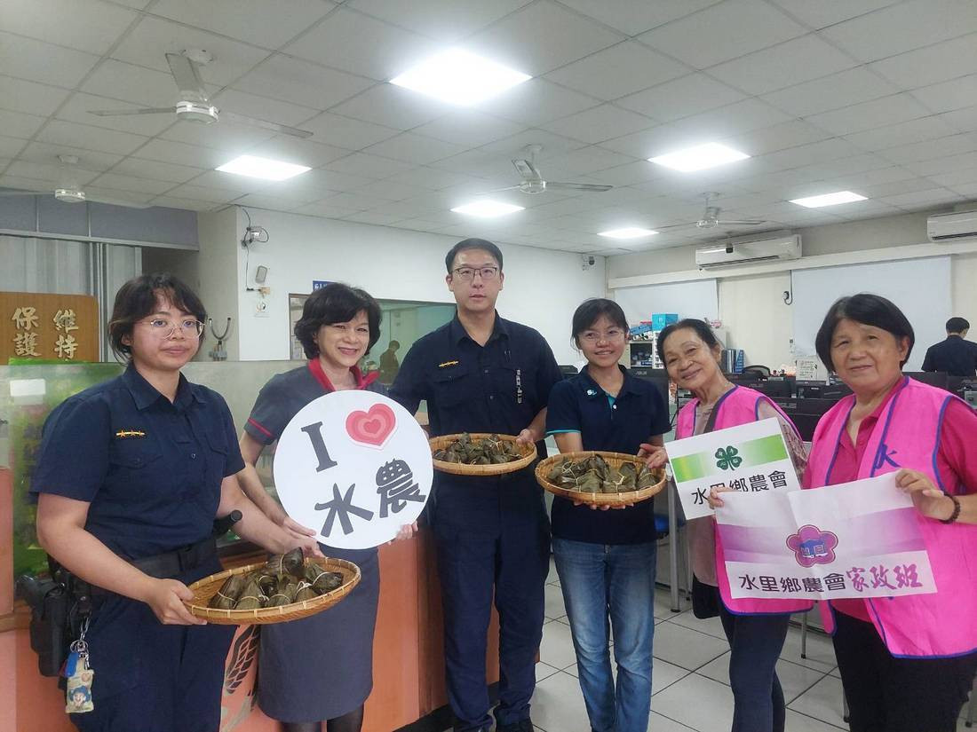 贈送粽子給端午佳節期間堅守崗位的警察人員,感謝他們守護地方安全與民眾生活,讓社會充滿更多溫暖與關懷。