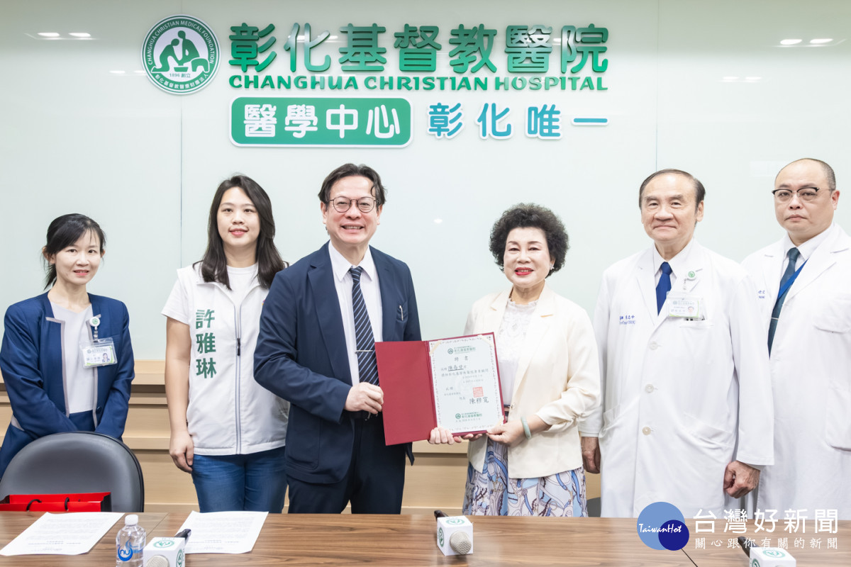  彰基總院長陳穆寬（左三）特別聘任亮宇油封陳春甘董事長（右三）為彰化基督教醫院顧問。圖／彰基提供