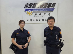 光明派出所員警及時趕抵救了老人家。（中興分局提供）