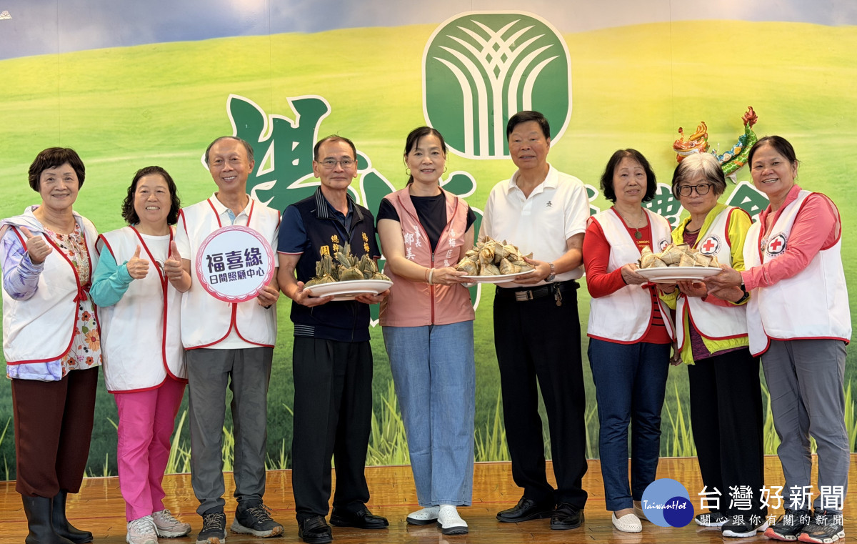 楊梅區農會將參賽隊伍製作的客家米粽分享給福喜緣日間照顧中心長輩品嚐。