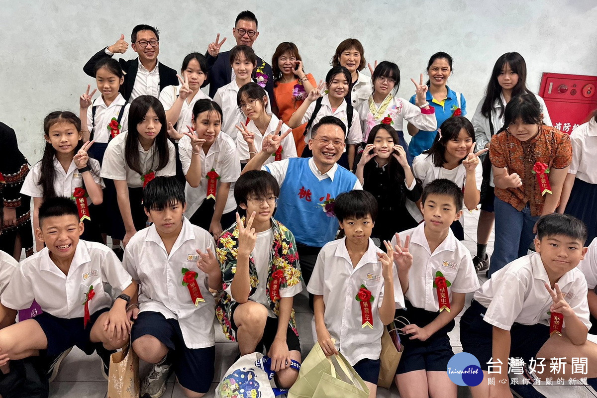 換上「小桃運動服」驚喜現身　蘇俊賓出席桃園最老國小畢業典禮獻上祝福