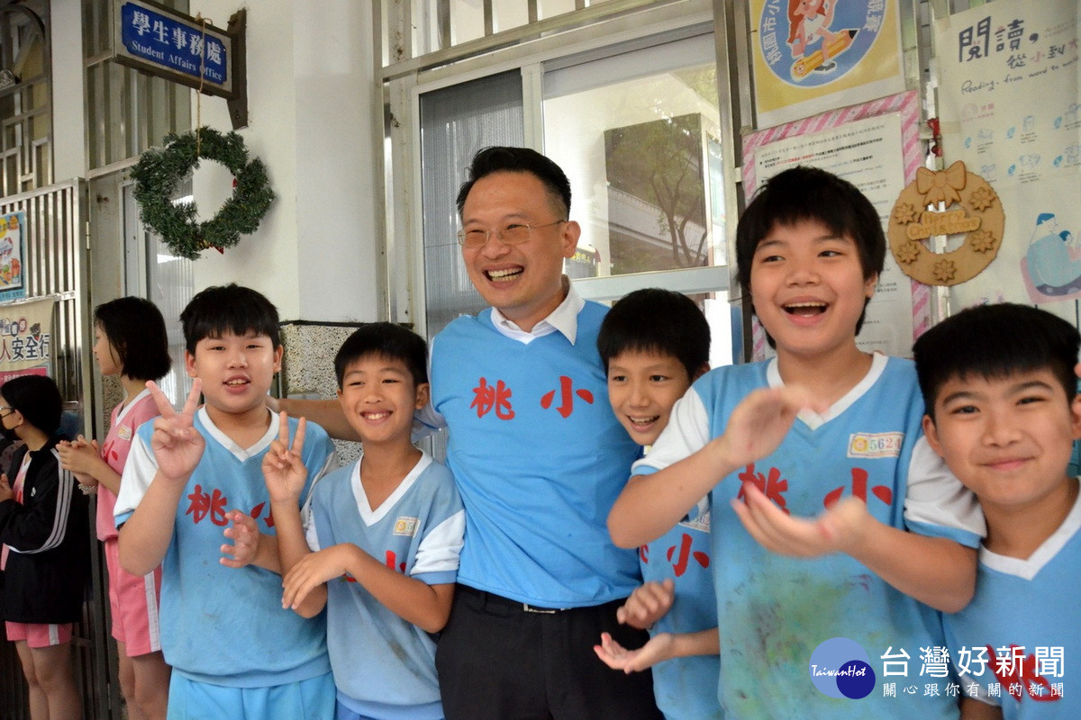 桃園市副市長蘇俊賓出席桃園國小畢業典禮與畢業生合影。