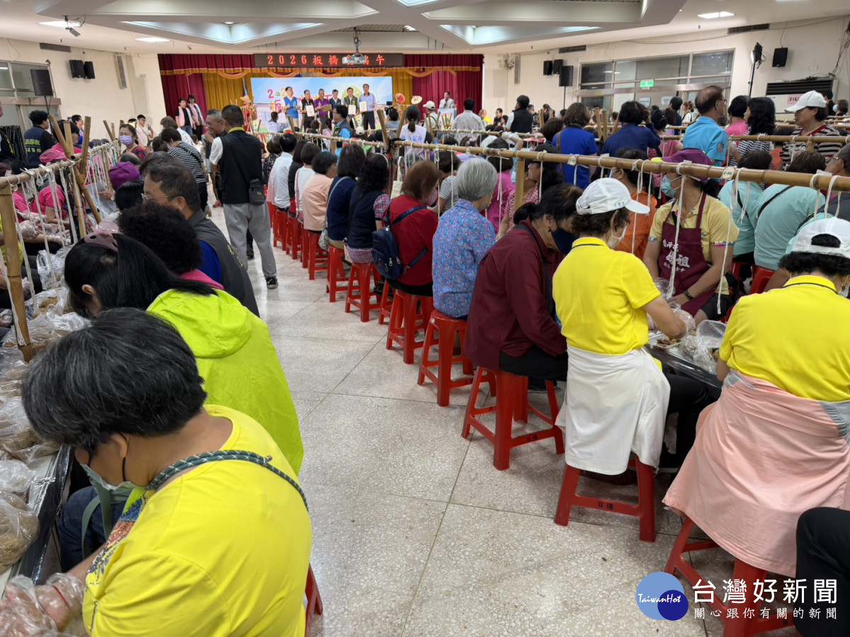 板橋端午送暖　邀里長及志工齊力包粽送弱勢家庭