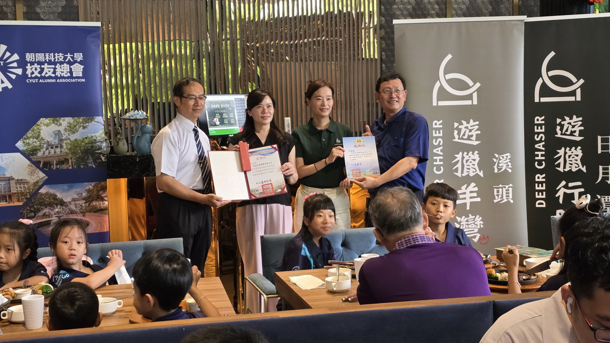 校長致贈感謝狀予萊特休閒事業許巧怡副總經理。（坪頂國小提供）<br />
<br />
<br />
