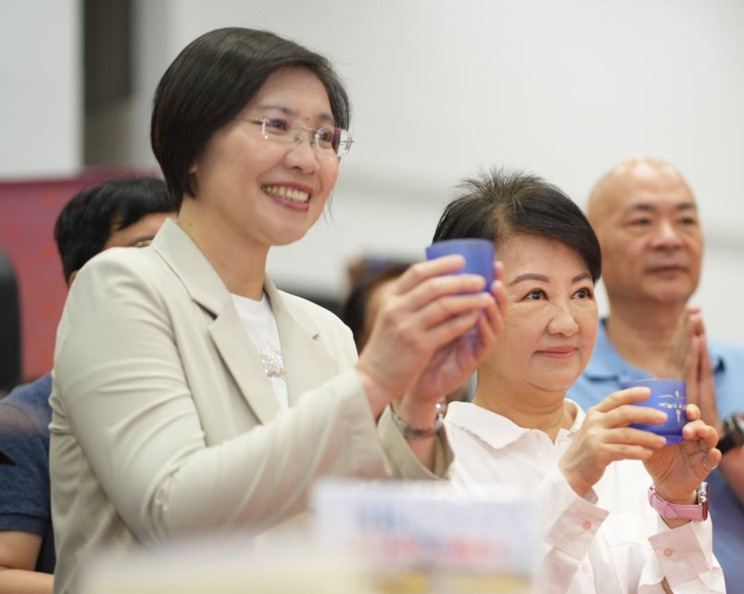 徐欣瑩恭喜竹北市長鄭朝方，獲得奉旨提名。