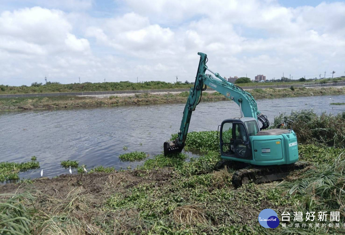 將軍溪布袋蓮阻礙河道暢通　南市水利局緊急清除1200噸