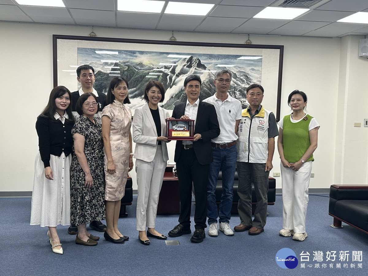 許縣長回贈小巴表達感謝。（記者扶小萍攝）