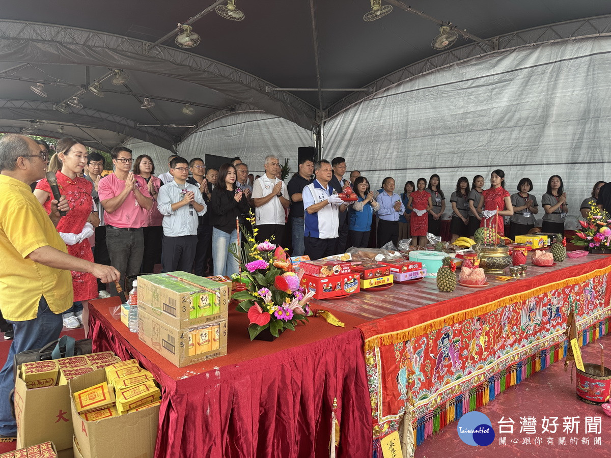 王副縣長主持典禮祭儀,祈求工程順利。(記者扶小萍攝)