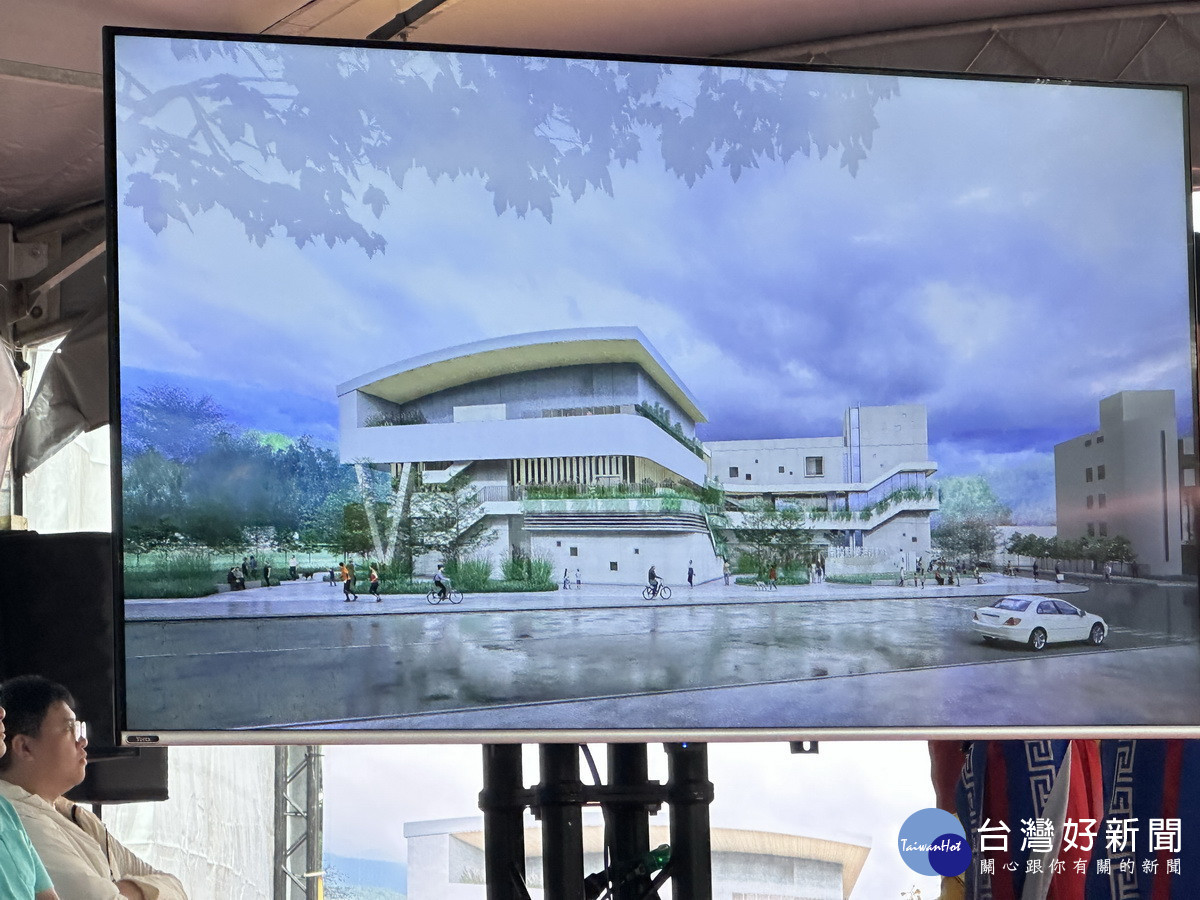 設計師進行簡報展示運動館造型。(記者扶小萍攝)