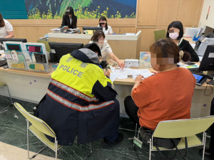 玉山銀行中原分行機警行員通報，有民眾疑似遭遇詐騙，警方立即趕赴現場協助了解。