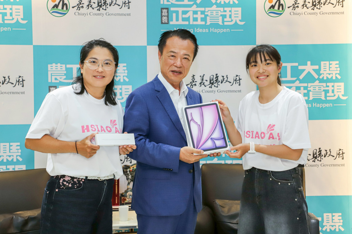 嘉義縣立竹崎高中蕭安宇獲2026年總統教育獎，翁章梁贈ipad勉勵／縣府提供