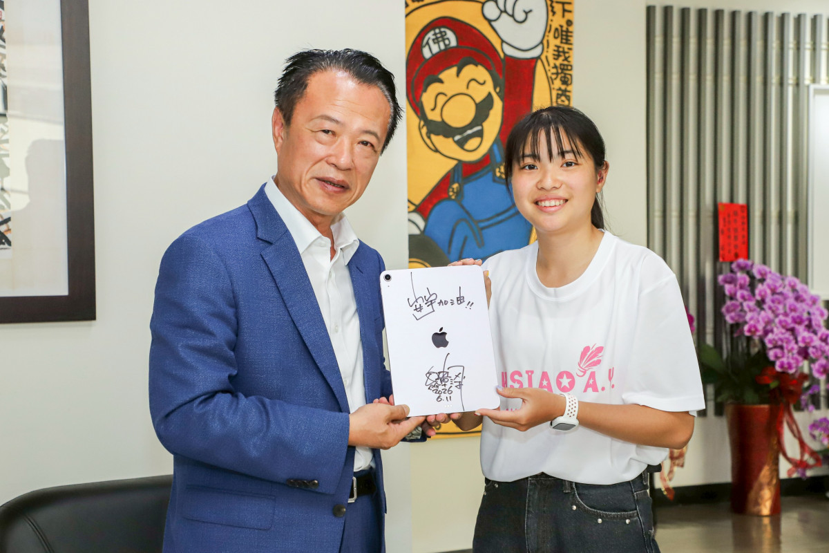 嘉縣唯一！　竹崎高中蕭安宇獲2026總統教育獎　翁章梁親贈ipad勉勵