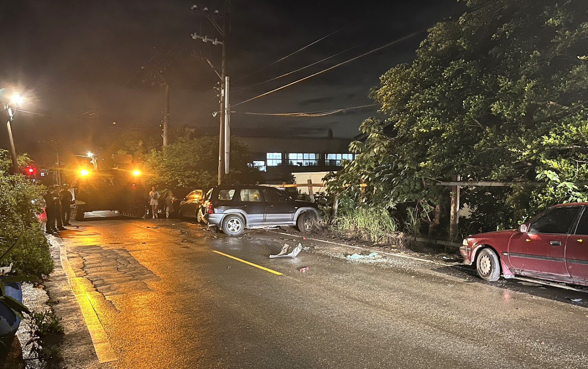 陸軍二一砲指部履帶車會車不慎　擦撞路旁5輛民車幸無人傷