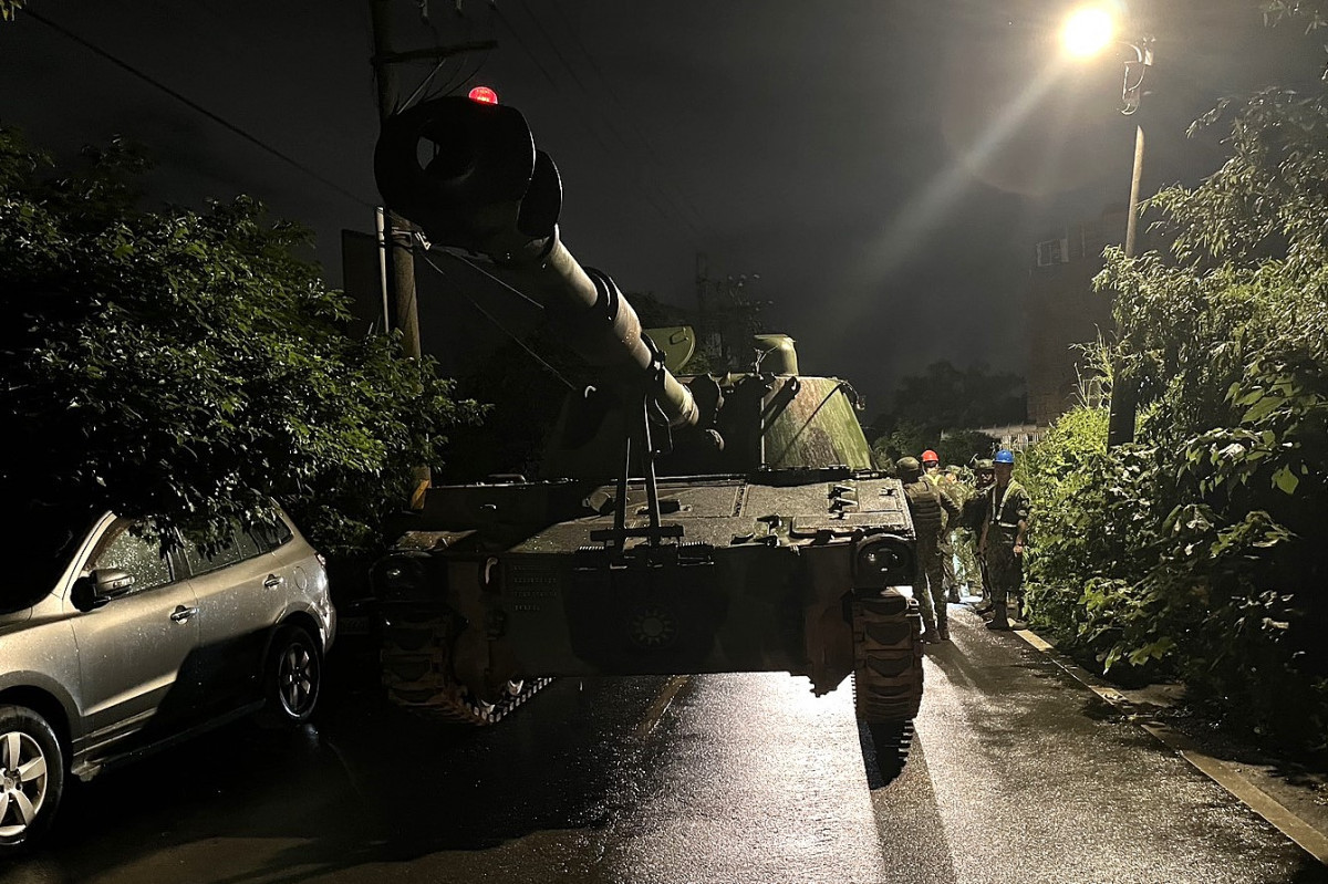 陸軍二一砲指部履帶車楊梅電研路擦撞5民車。