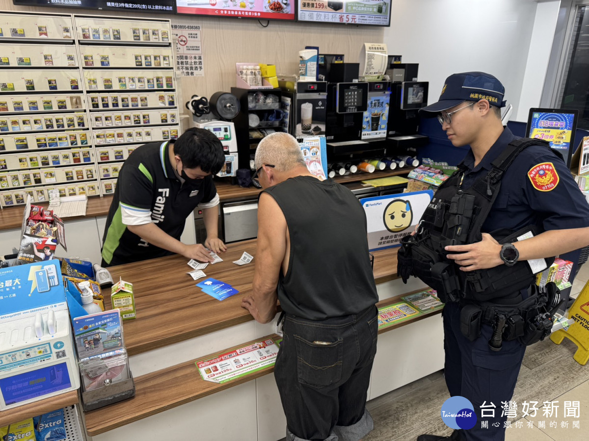 老翁深夜衝超商買點數卡　熱心民眾機警通報警成功攔阻