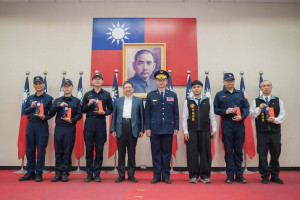 頒獎表揚年度績優警察同仁及協勤人員。