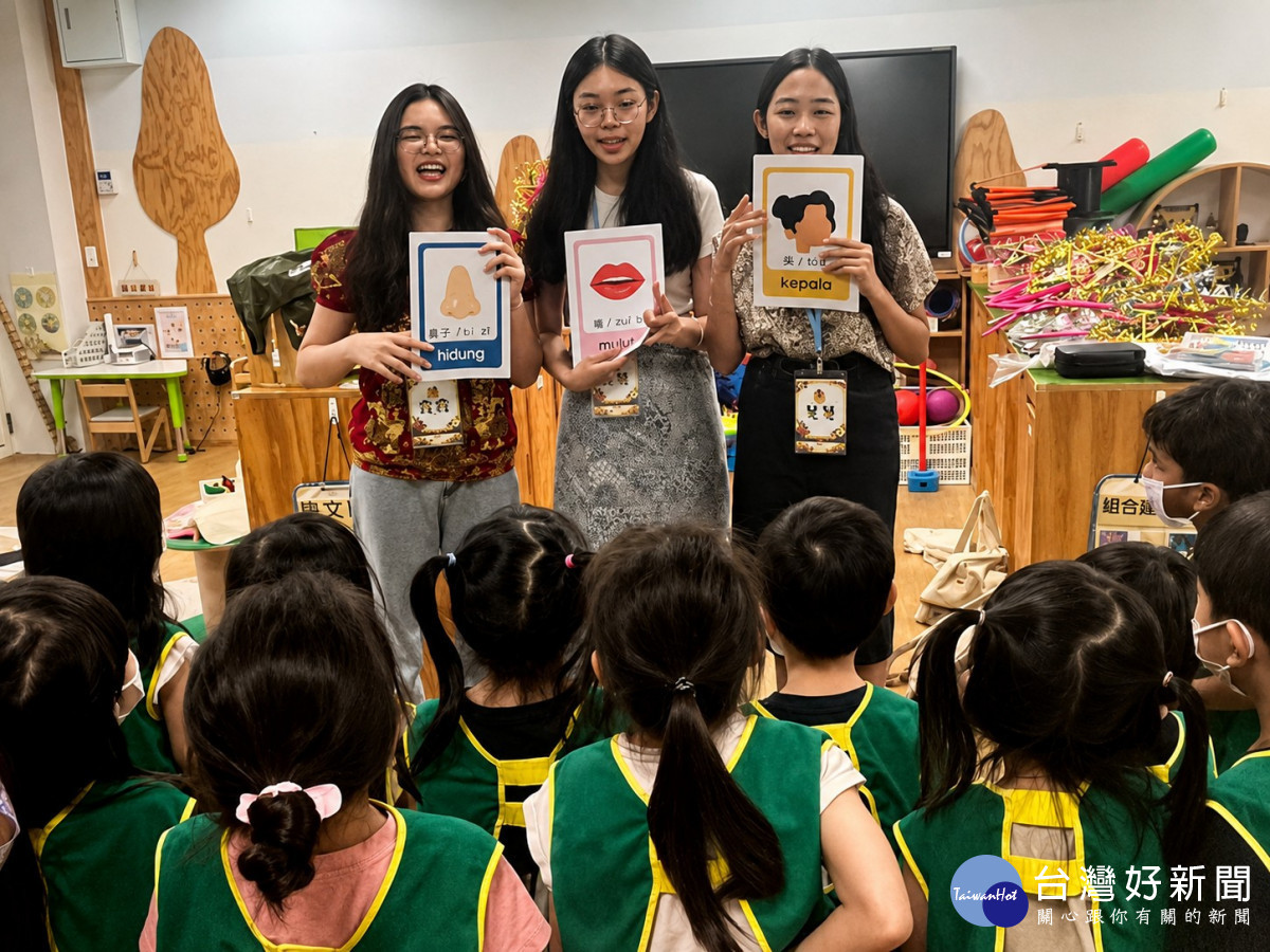 中原大學境外生透過語言教學與情境問答,引導幼兒園孩童接觸不同國家的日常用語。