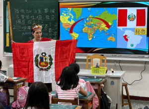 中原大學祕魯籍境外生李娟倪以地圖與照片呈現家鄉地理特色，帶領中原國小學童認識南美洲風土民情。