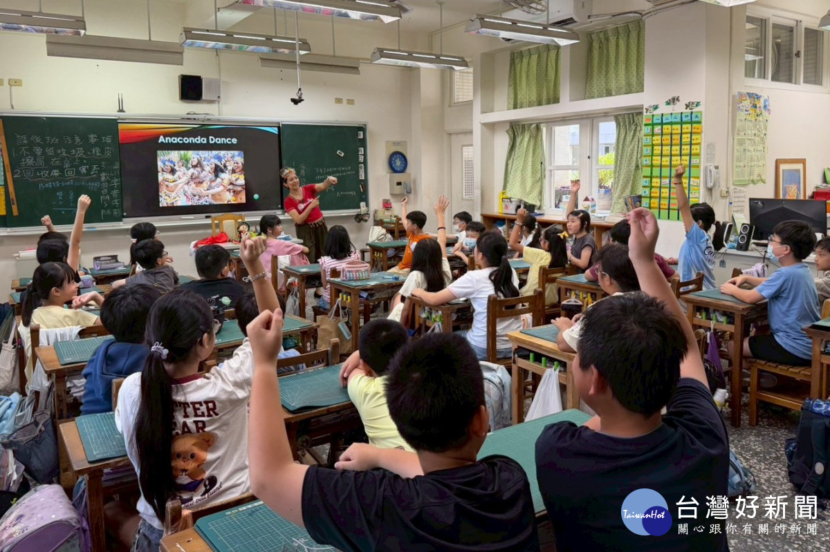中原國小學童踴躍參與課堂互動,透過問答交流認識不同國家的文化特色。