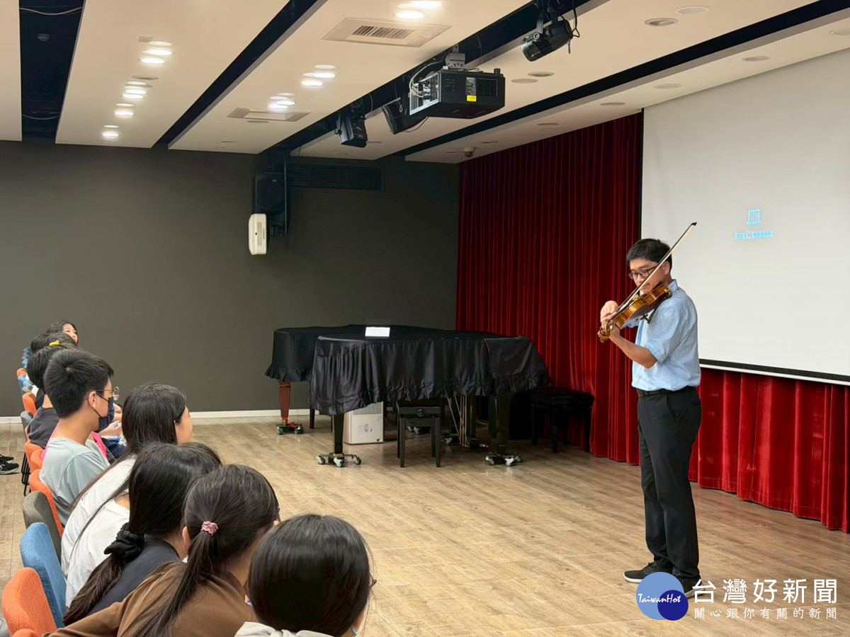 中原大學音樂產業學程副教授、小提琴家簡山根演奏法國古典音樂,引導學童透過音樂展開想像。<br />
<br />