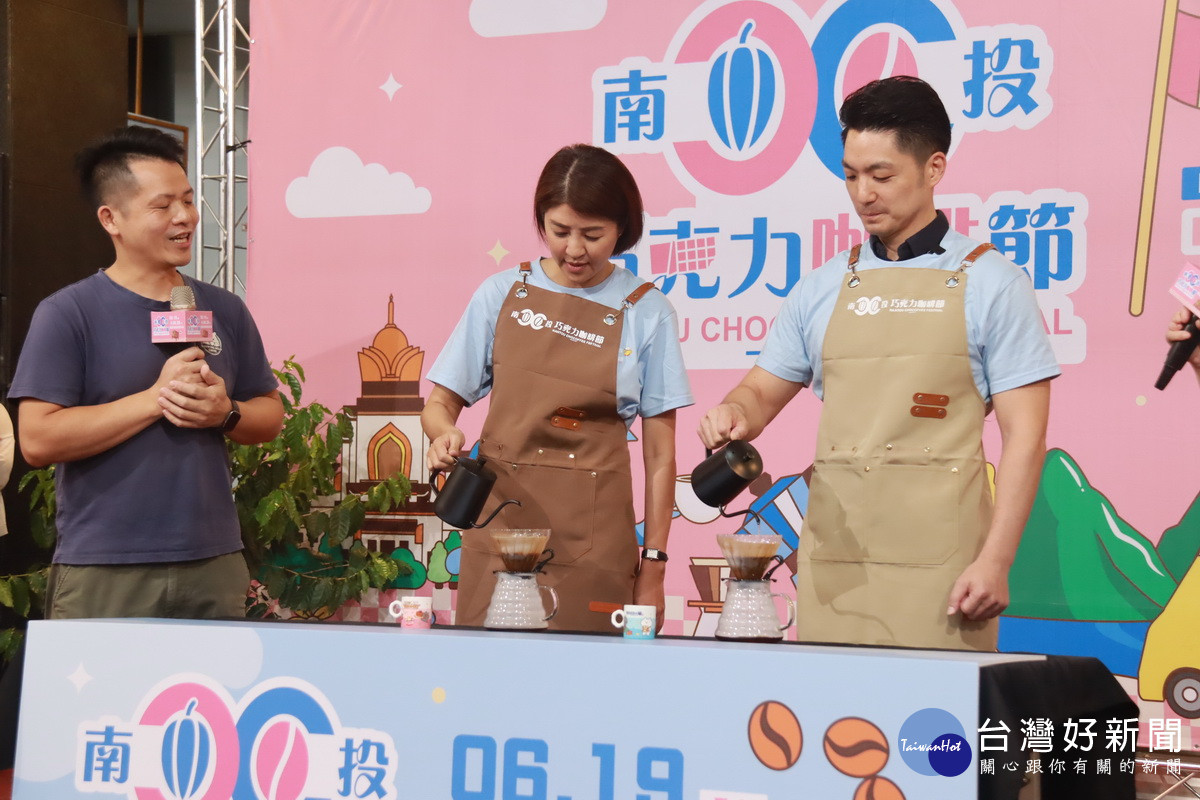 許縣長蔣市長體驗手沖咖啡。(記者扶小萍攝)