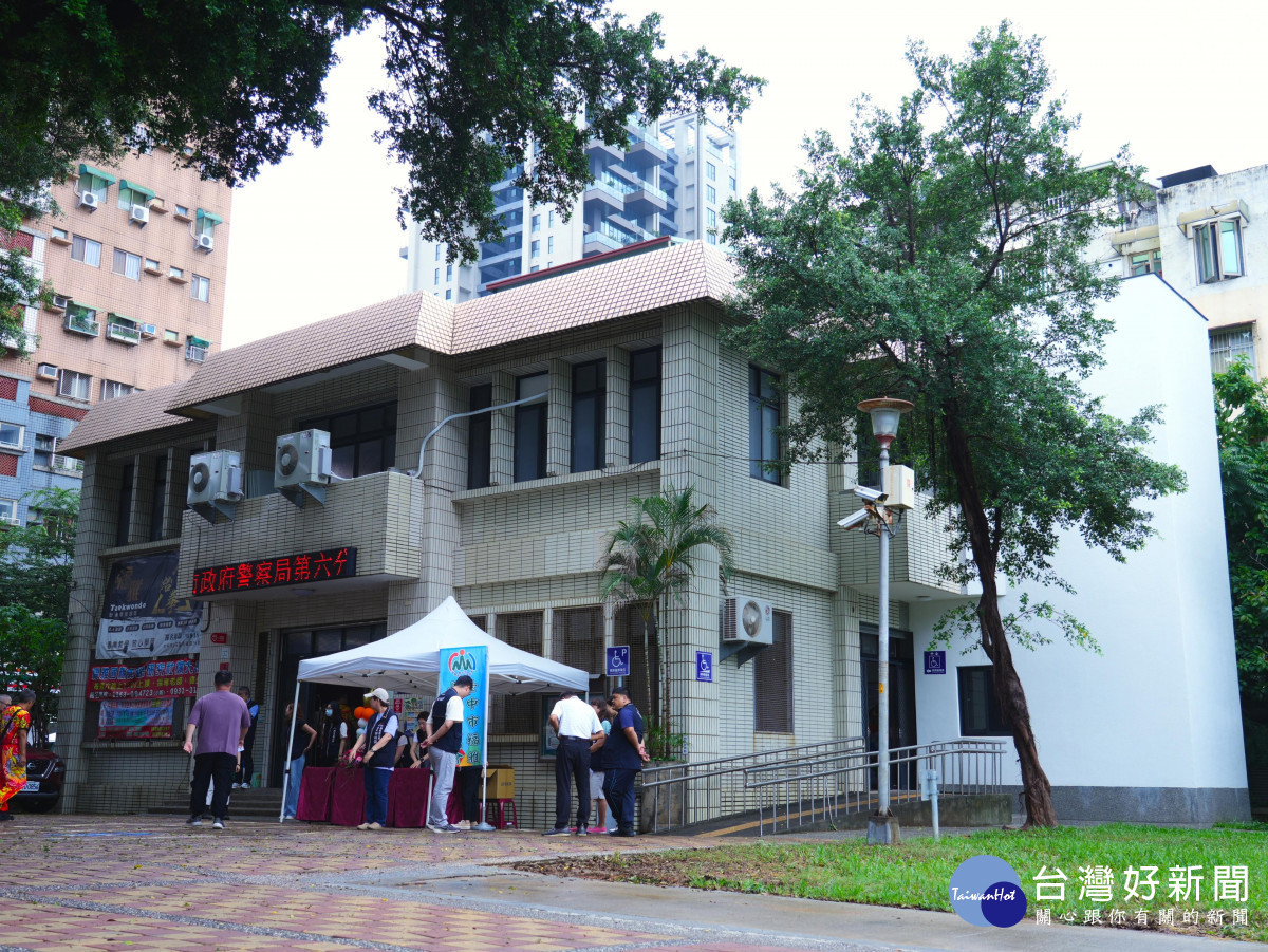 活動中心右側新建2層樓鋼筋混凝土昇降機空間,並設置10人座無障礙電梯