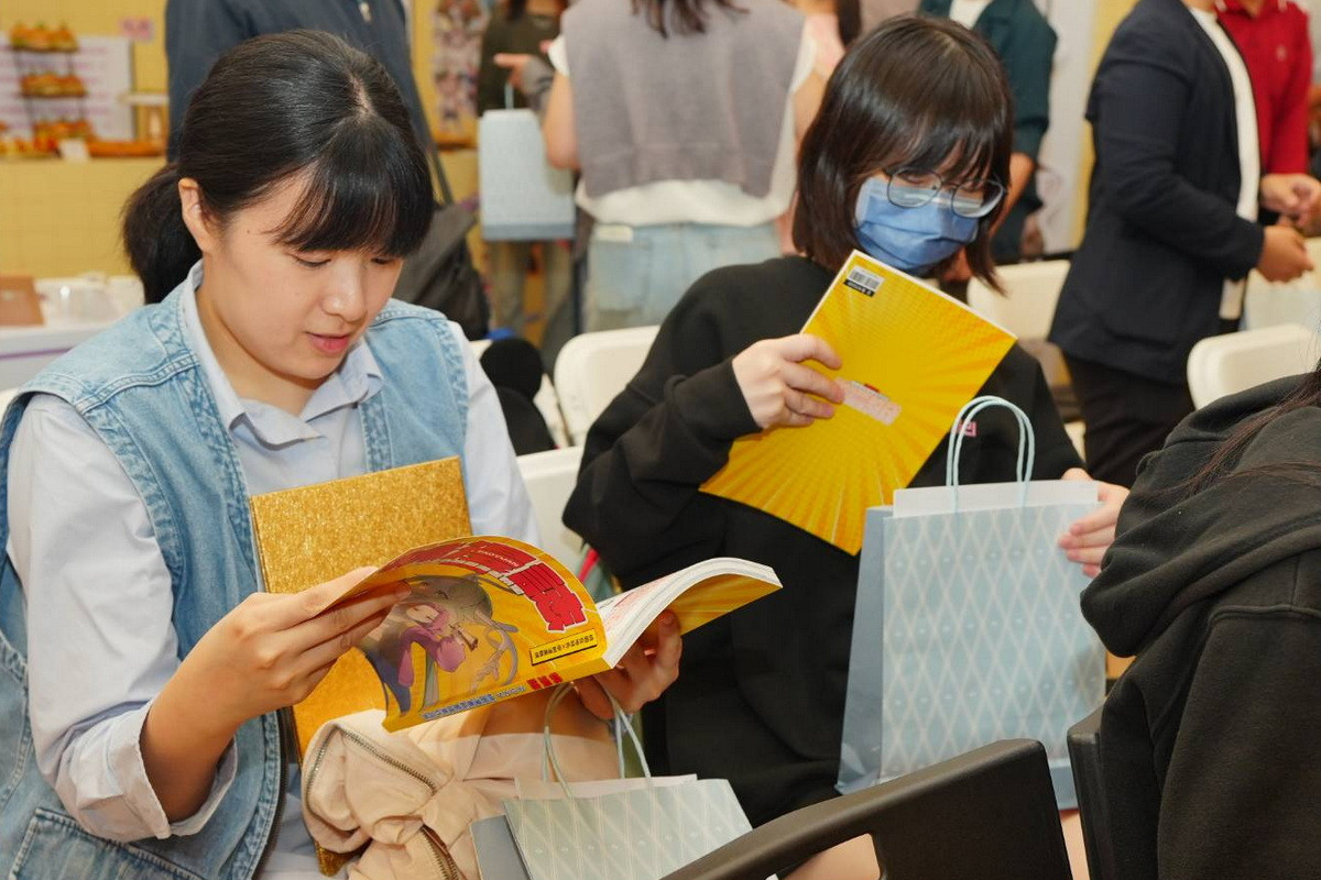 第二屆「桃園漫畫人才培育計畫」學員觀看桃漫誌作品集。<br />
