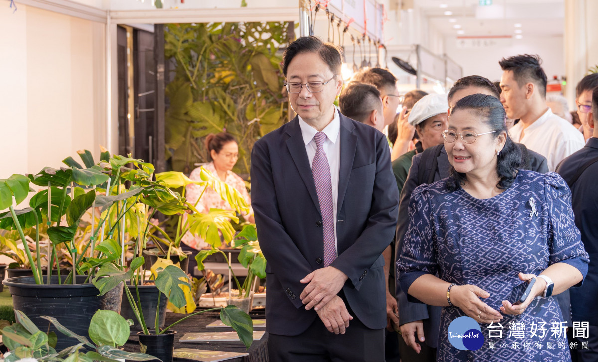 泰國農業推廣局副局長Mrs.Tantita Bunyamaneekul為表達對張市長的重視與歡迎,親自導覽展場攤位。