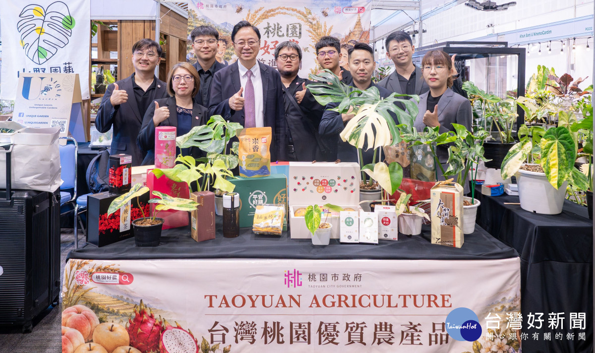 市長與桃園青農代表於展區合照。