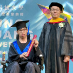 弘光科大校長蘇弘毅（右）頒發業證書給獲得社團績優獎、生命勇士獎給行動不便的畢業生許書浩（左）。