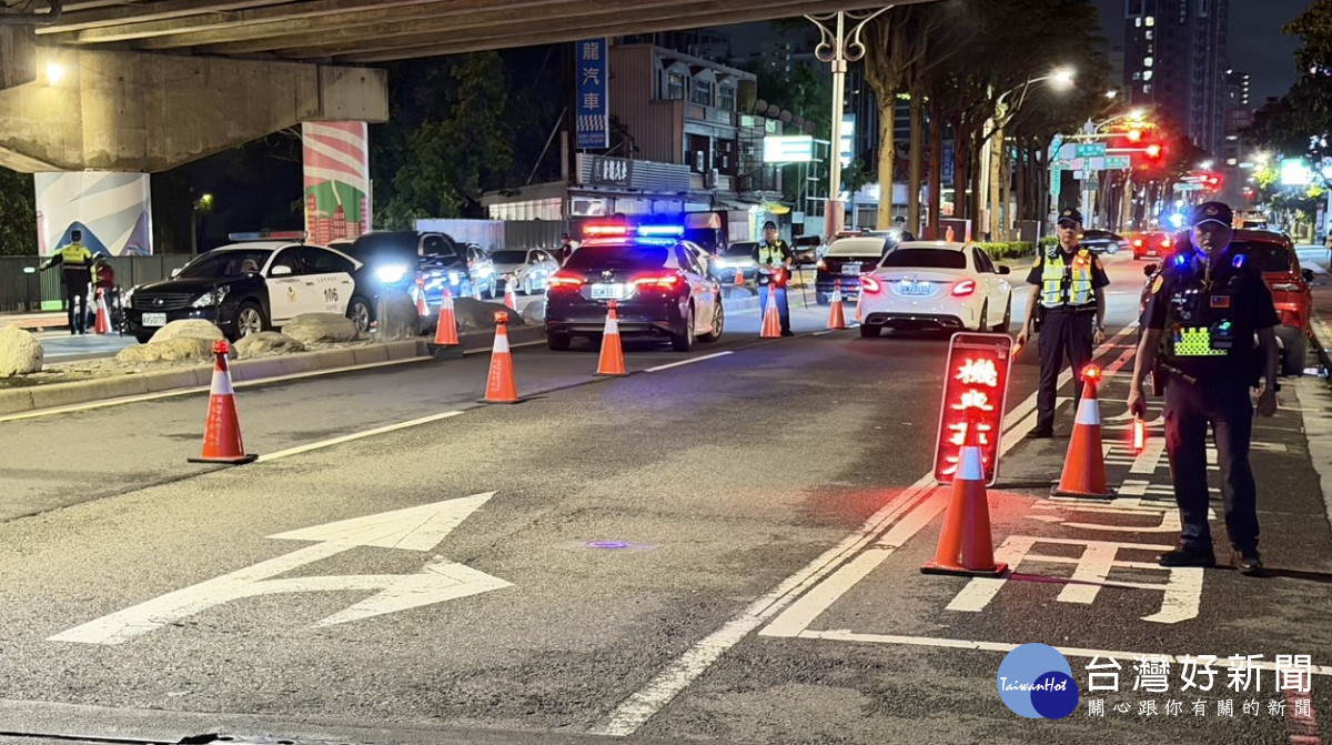 桃園市政府警察局於酒駕與毒駕高風險熱區實施「封鎖式路臨檢」,強力打擊酒駕、毒駕及危險駕車等,確保交通安全。