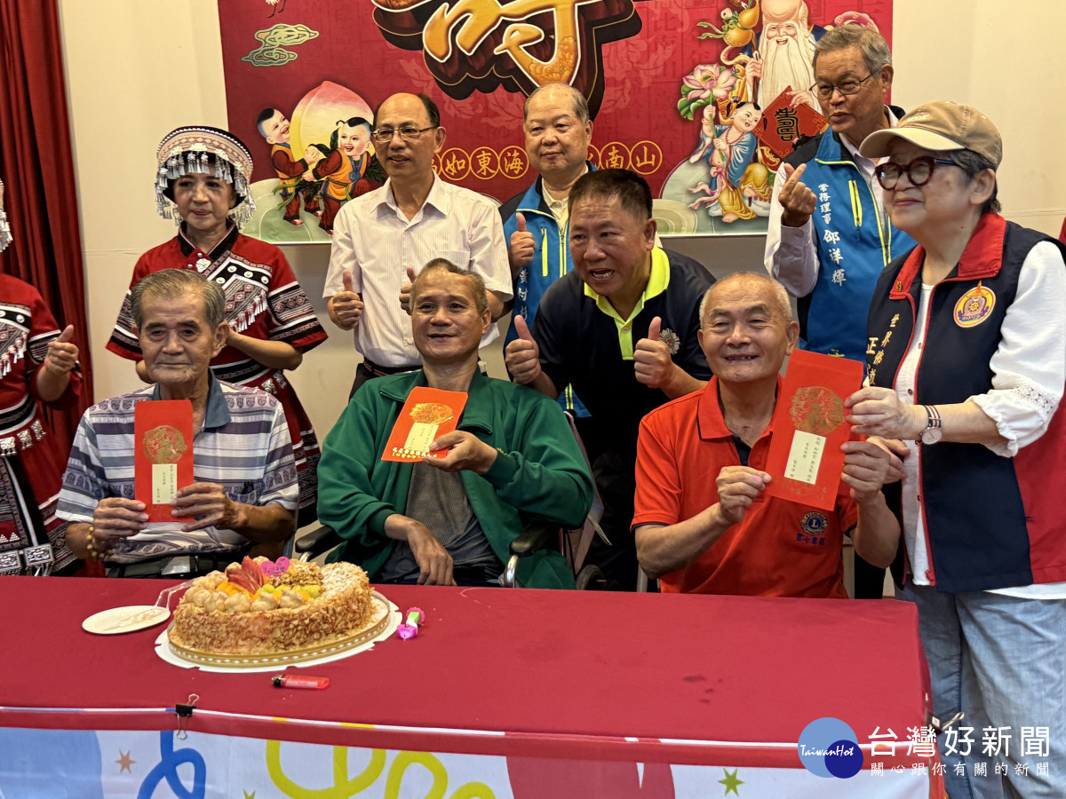 新北記者職業工會媒合佛教正心會　致贈花蓮榮家住民加菜金