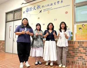 代表暨大青年海外和平志工團隊參與總統府授旗活動的國際文教與比較教育學系學生，林佳容(左起)、郭伃庭、程惠予、王筠心。（暨大提供）