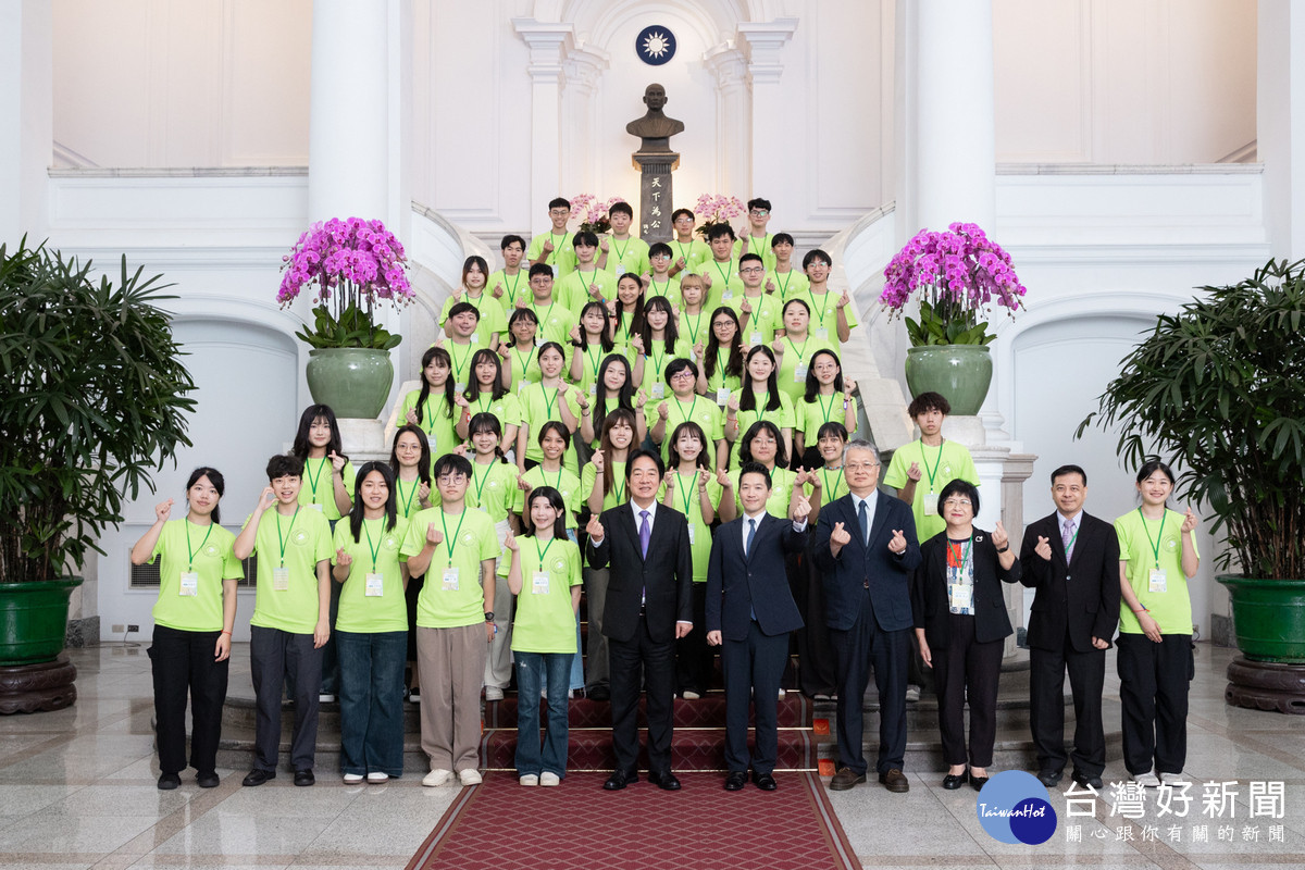 賴清德總統接見「青年海外和平志工」團代表。(照片取自總統府新聞/暨大提供)